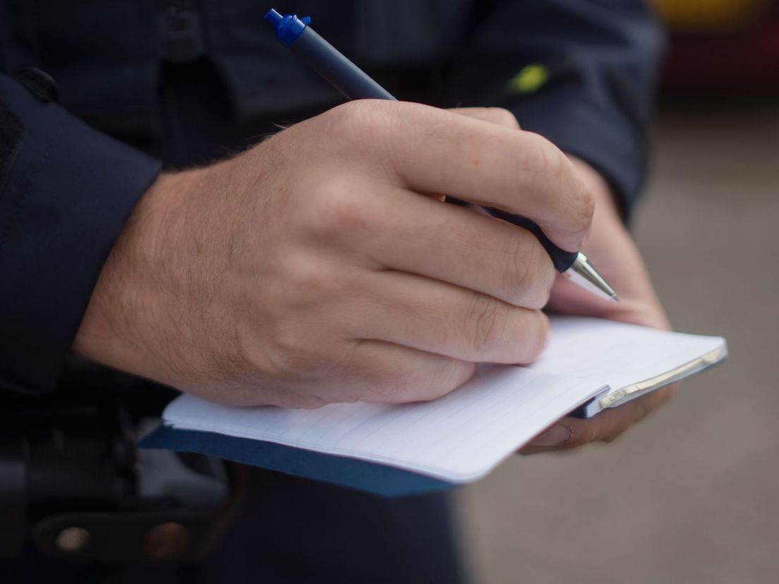 Een agent schrijft een bekeuring uit