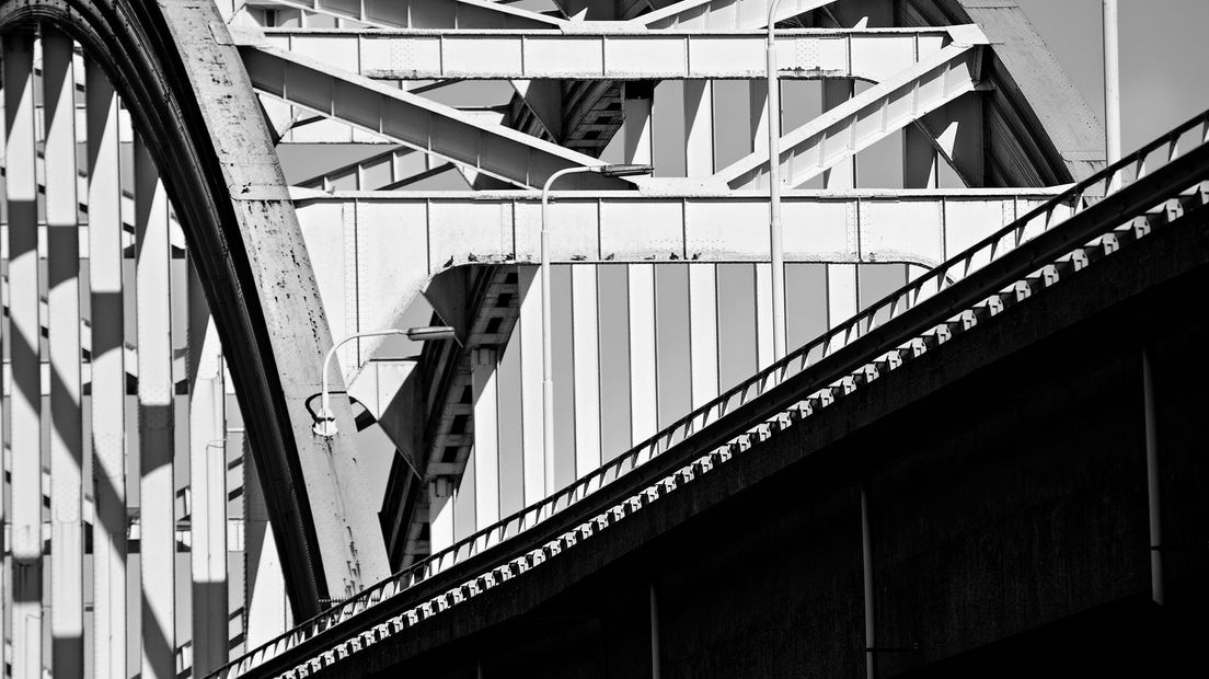 De staanders naar beneden, de vangrails schuin omhoog... Naar sommige foto's van de Lekbrug kun je blijven kijken.