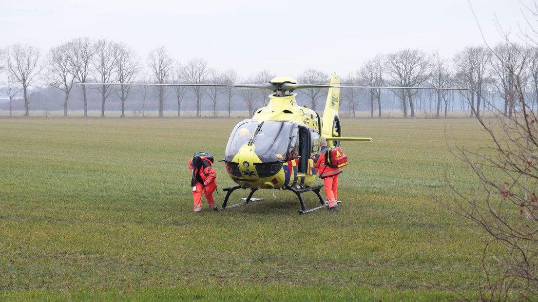 Traumahelikopter arriveert bij ongeluk bij N348