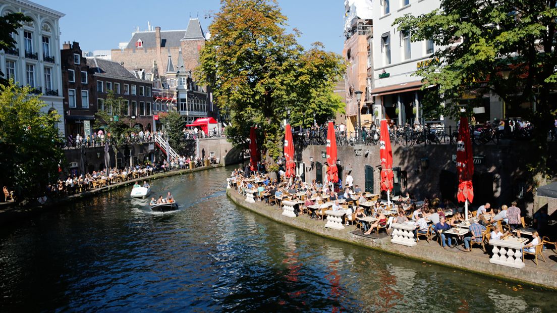 De terrassen langs de Oudegracht zaten al lekker vol in maart.