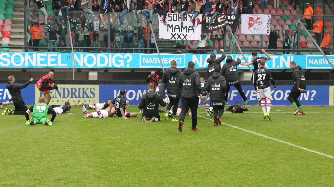 FC Emmen viert het bereiken van de play-offs met de supporters (Rechten: Gerrit Rijkens)
