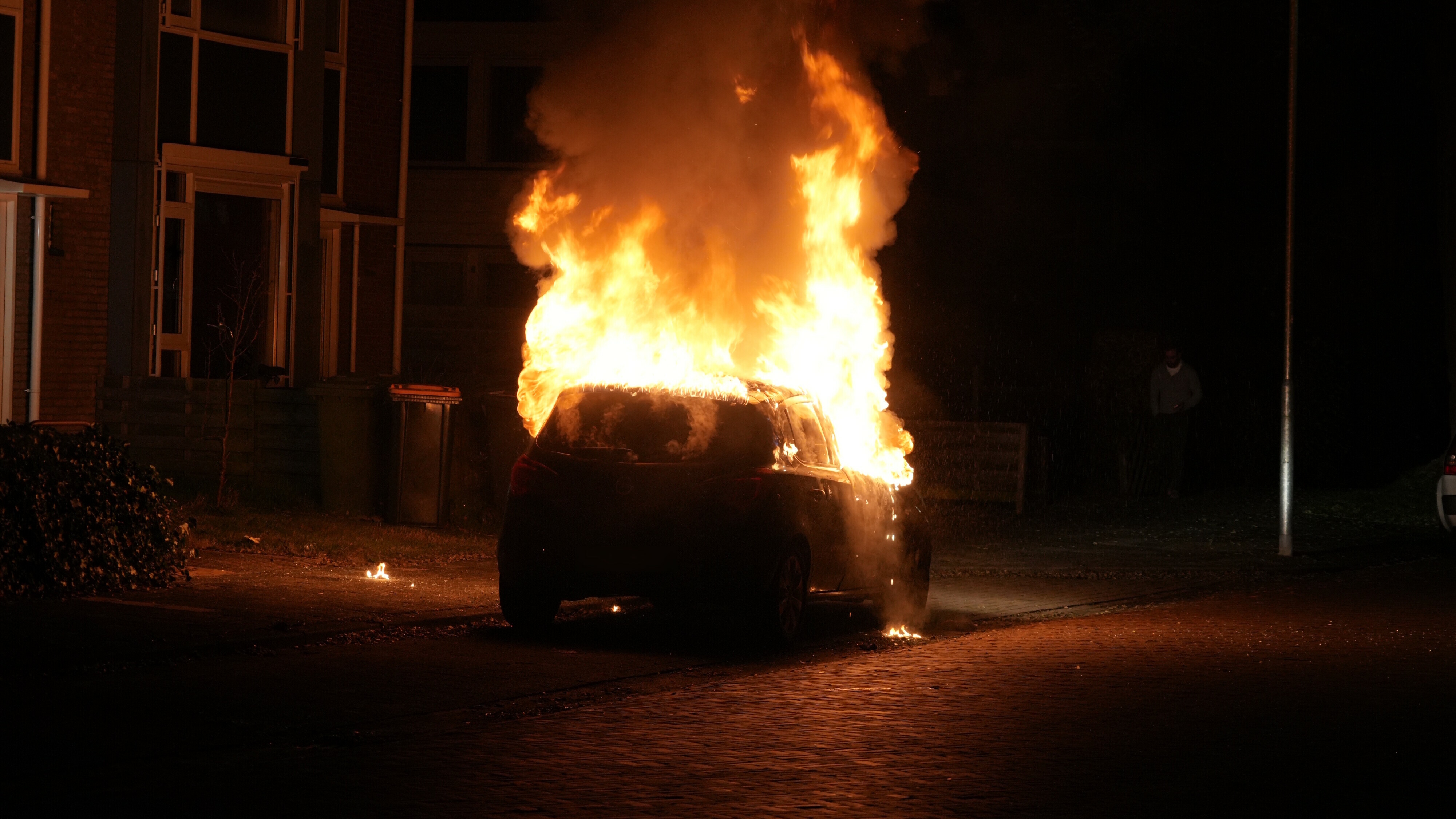 Autobranden plagen Assen: hoe gaat de politie te werk?