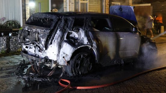 Voor rijtjeshuizen geparkeerde auto volledig uitgebrand