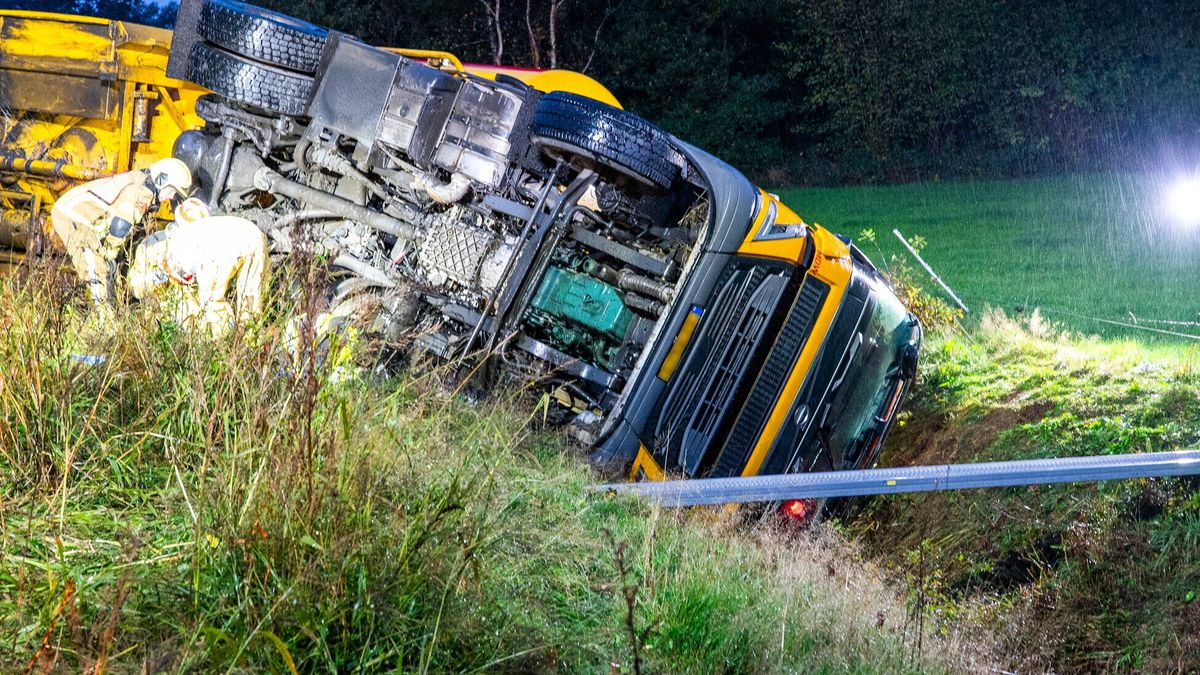 Vrachtwagen gekanteld in Oldeberkoop, N351 tijdelijk dicht