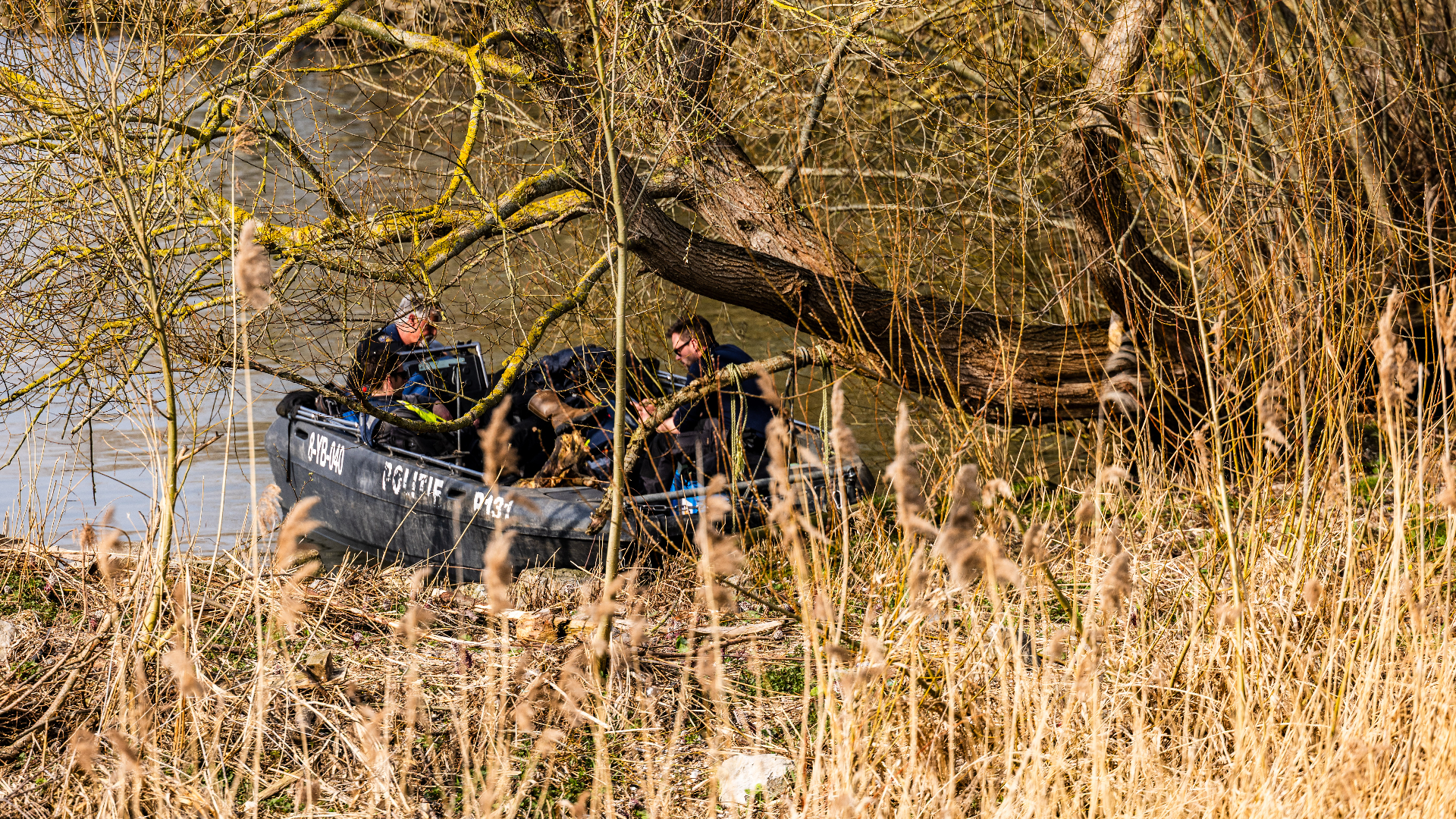 Een gespecialiseerde team zocht met een boot en sonarapparatuur onder water naar mogelijke sporen.