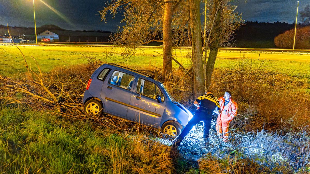 Auto belandt in bosjes • woningbrand in Druten