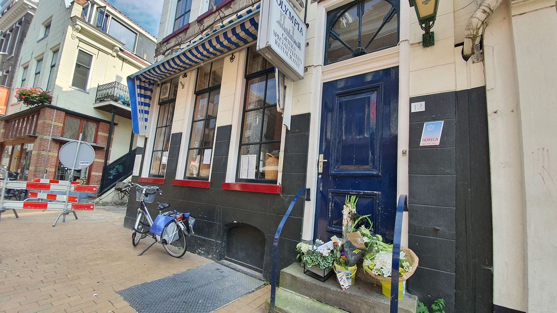 Bloemen op de stoep van restaurant Olympia in de Zwanestraat in Stad