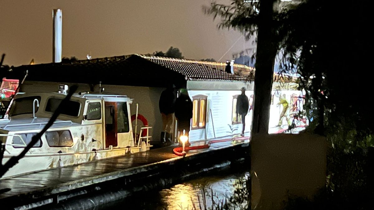 Woonboot Ohé en Laak maakt water, hulpdiensten aanwezig met pomp
