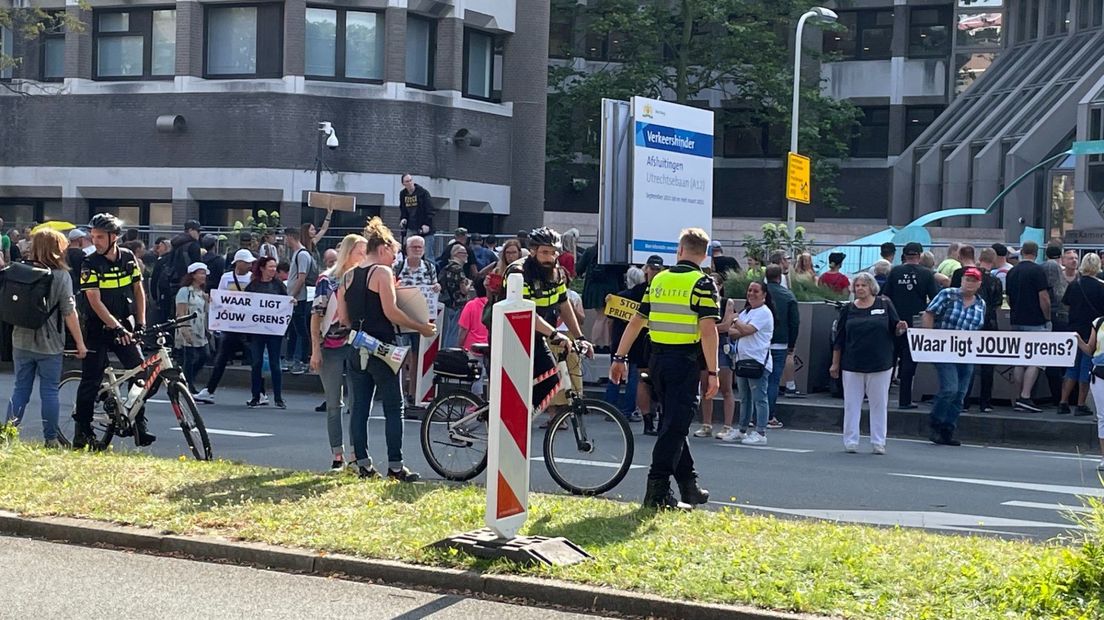 Politie stuurt demonstranten weg uit de middenberm van de Bezuidenhoutseweg