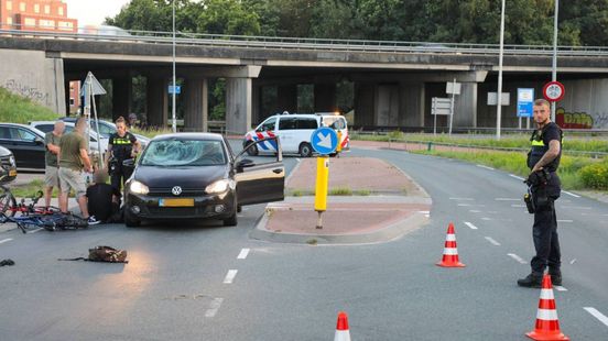 Fietser zwaargewond na botsing met automobilist. Fietser zwaargewond na botsing met automobilist.