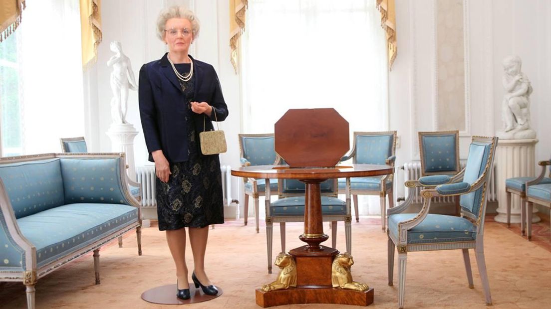 Wassen beeld van Koningin Juliana in een van de kamers op Paleis Soestdijk.