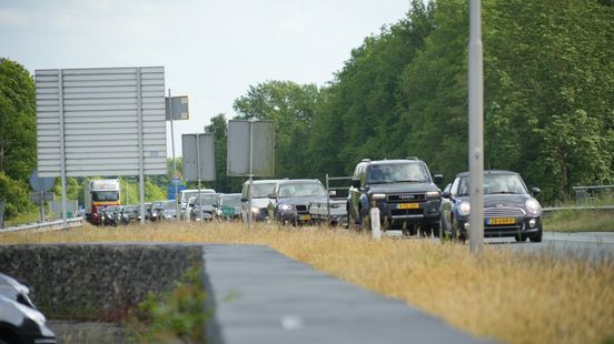 Vrachtwagen valt stil na ongeluk: file rond verkeersplein Gieten. Vrachtwagen valt stil na ongeluk: file rond verkeersplein Gieten.