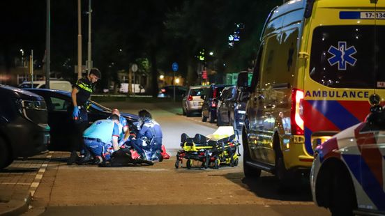 Scooterrijder naar ziekenhuis na aanrijding met auto. Scooterrijder naar ziekenhuis na aanrijding met auto.
