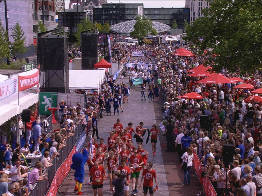 De finish van de Roparun op de Coolsingel in 2018