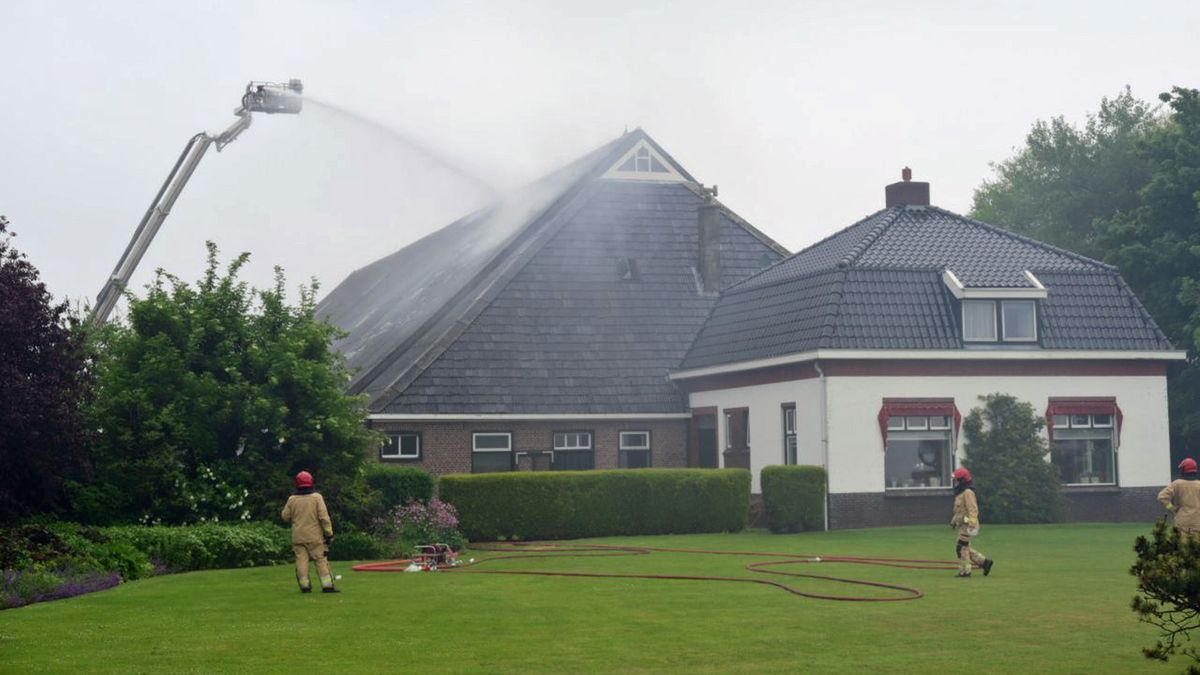 Brand Uithuizermeeden is onder controle; brandweerauto betrokken bij ongeluk (update)
