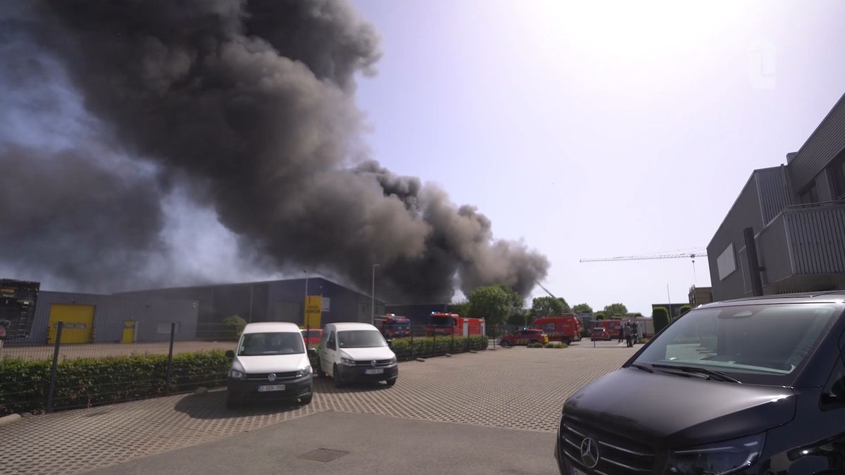 Rookwolken Belgische brand tot in Maastricht zichtbaar: opslaghal met karton en piepschuim in brand