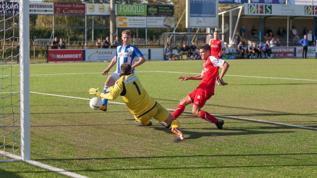 Tim de Winter scoort de 0-2 voor GOES.