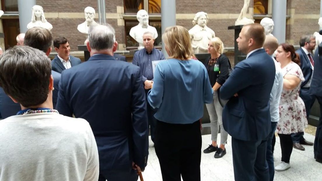 Een delegatie uit Spijk (gemeente Zevenaar) was dinsdag in Den Haag om actie te voeren voor behoud van de basisschool in het dorp. Ouders en leden van de Stichting actief Spijk overhandigden een petitie aan de Tweede Kamer waarin ze vragen om uitbreiding van het project Verenigde Zelfstandige Dorpsscholen. Op deze manier zou de school in Spijk open kunnen blijven ook als ze minder dan 40 leerlingen hebben.