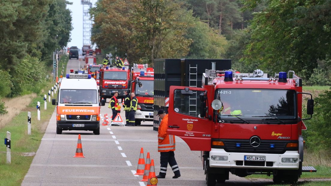 De brand houdt honderden hulpverleners al weken bezig (Rechten: EPA/Focke Strangmann)