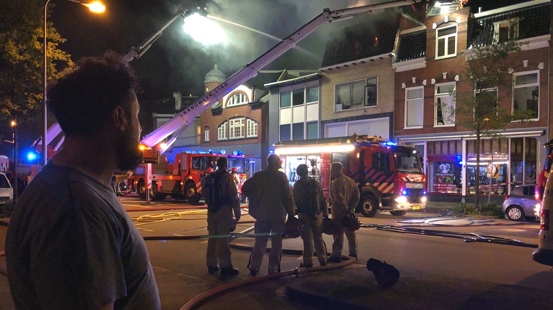 Kapper Eiddel Yossov kijkt naar de brand schuin boven zijn kapsalon