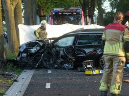 Auto botst tegen boom in Hollandscheveld, meerdere gewonden