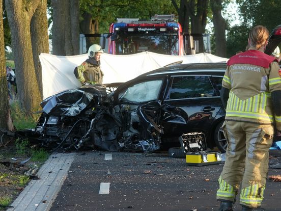 Auto botst tegen boom in Hollandscheveld, meerdere gewonden