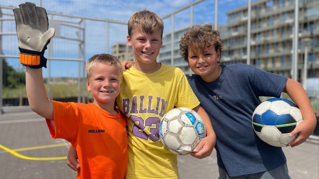 Seb, Stijn en Julian in de voetbalkooi in Duindorp