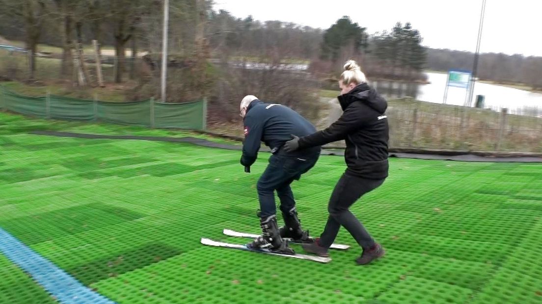 Aaldert gaat skiën op de borstelbaan in Wezuperbrug