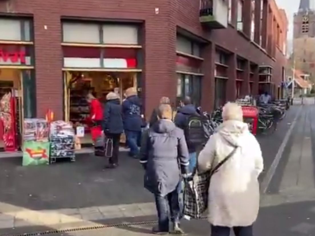 Rijen voor een winkel in Ridderkerk