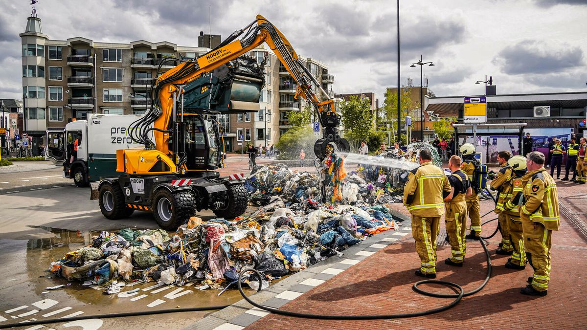 Stationsplein Coevorden vol afval na brand in vuilniswagen