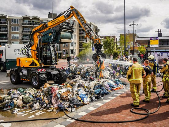 Stationsplein Coevorden vol afval na brand in vuilniswagen