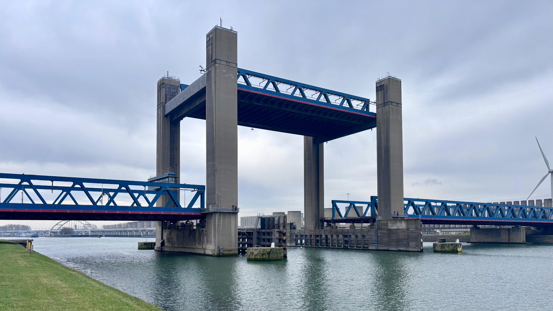 De Calandbrug staat al meer dan een dag in storing