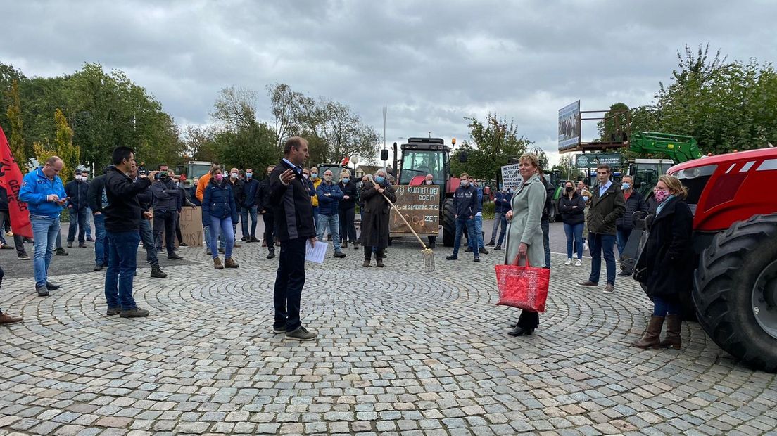 Wethouder Ria Ankersmit ontvangt het bezwaarschrift.