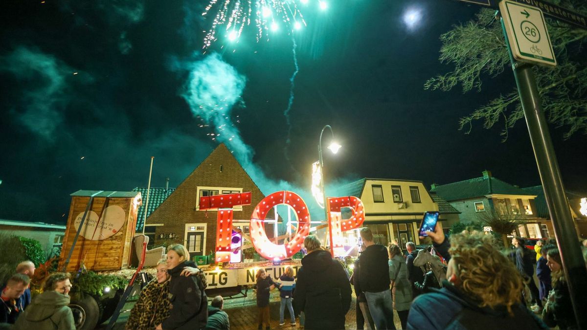 De Geitefok met Top 2000-letters door Oldeberkoop, politie sluit aanhoudingen niet uit