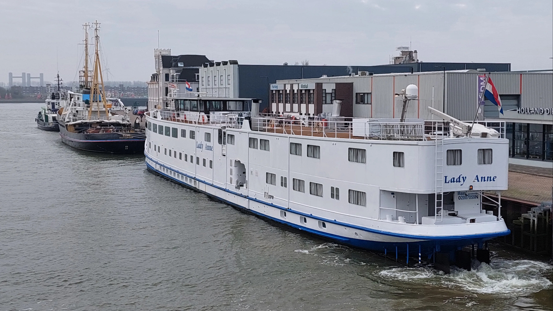 Vluchtelingenboot Lady Anne in Maassluis.