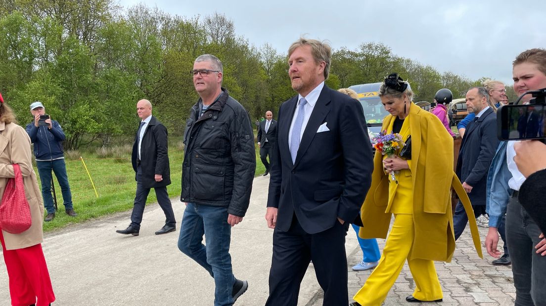 De koning naast boer Ludie van der Bijl (links)