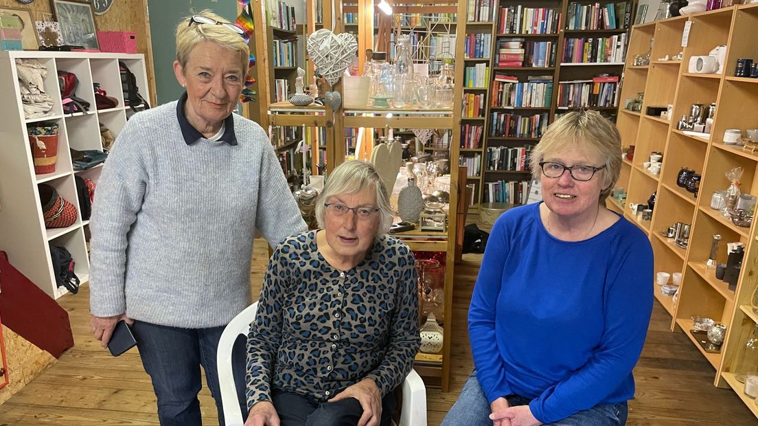 Annie Kolkman (r) met vrijwilligers in Kringloopwinkel H.M.V. Holten