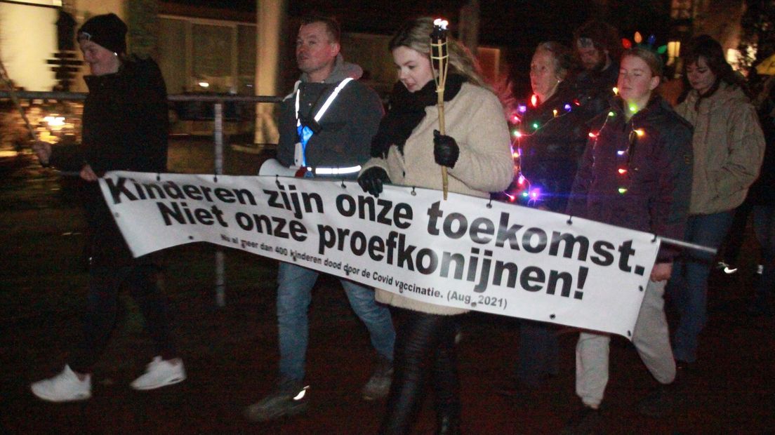 Ook in Staphorst gingen mensen vanavond de straat op om te protesteren tegen het coronabeleid.