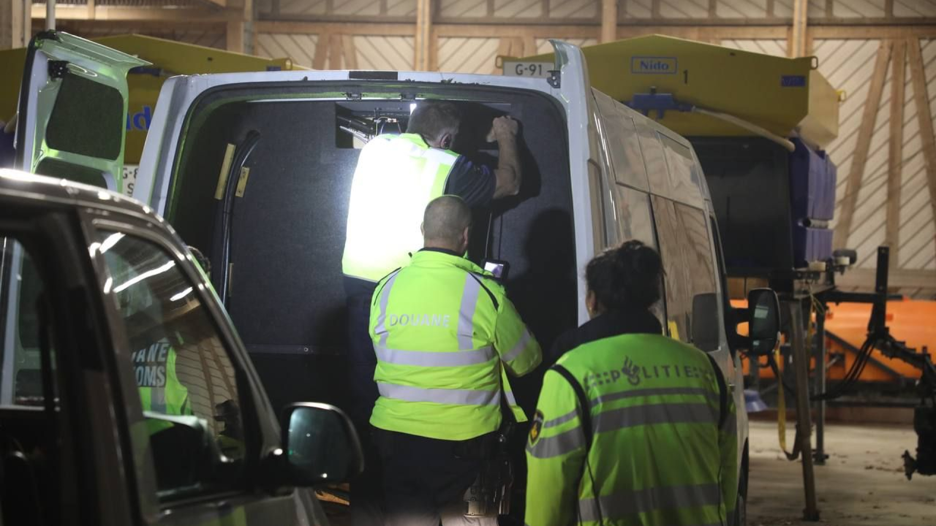 Politie vindt berg illegale sigaretten in verborgen ruimte bestelbus