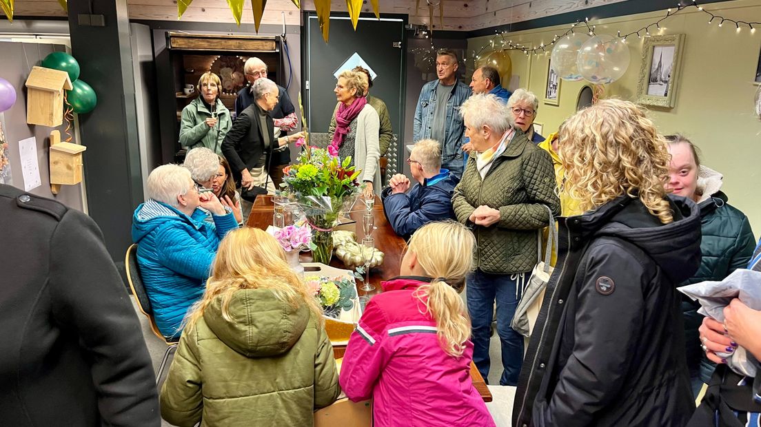 Grote drukte bij opening buurtsuper 't Zonnetje in Ammerstol