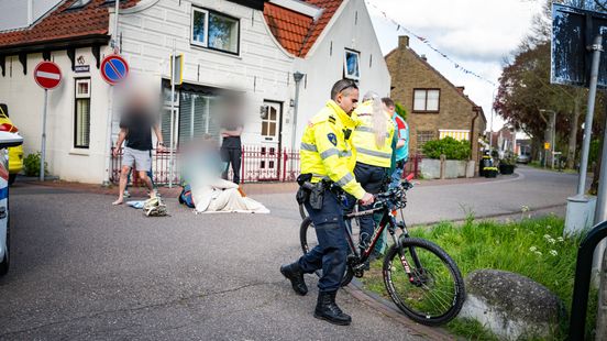 Oudere vrouw op fiets naar het ziekenbuis na botsing met andere fietser. Oudere vrouw op fiets naar het ziekenbuis na botsing met andere fietser.