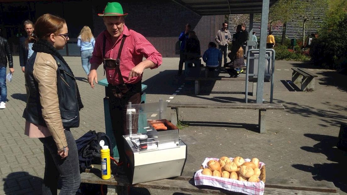 Duits leraar Renee Vredeveld verkoopt broodje braadworst
