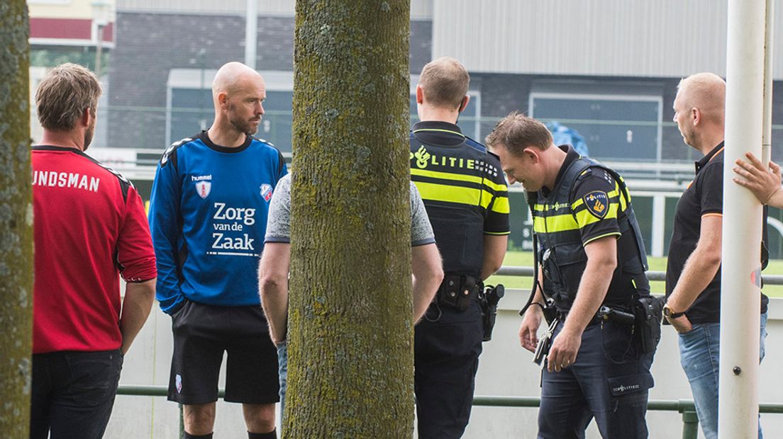Trainer Erik ten Hag in gesprek met de politie.