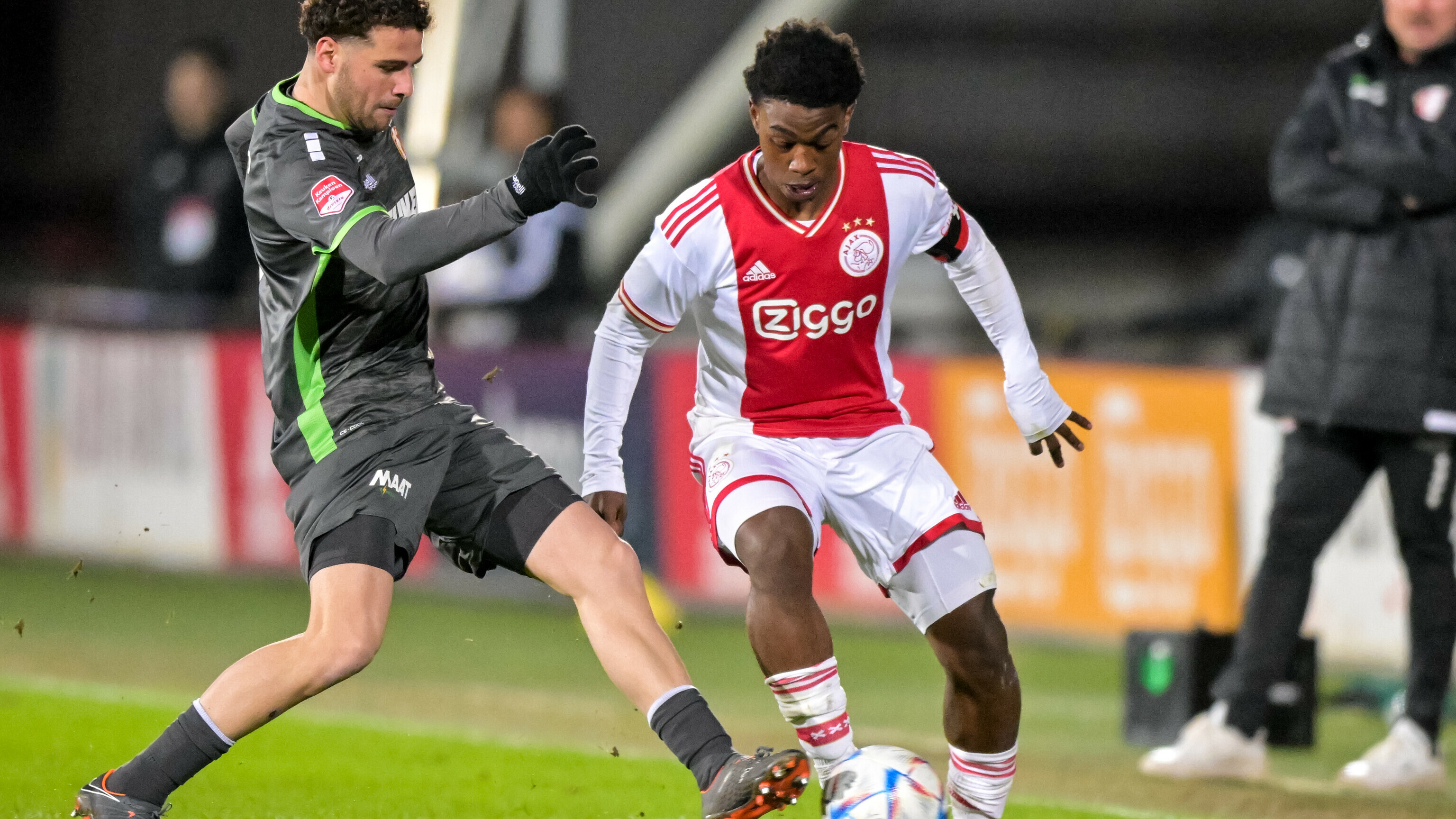 Van Axel Dongen in actie voor Ajax