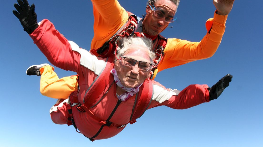 Gerrie van Klaveren (83) tijdens haar sprong