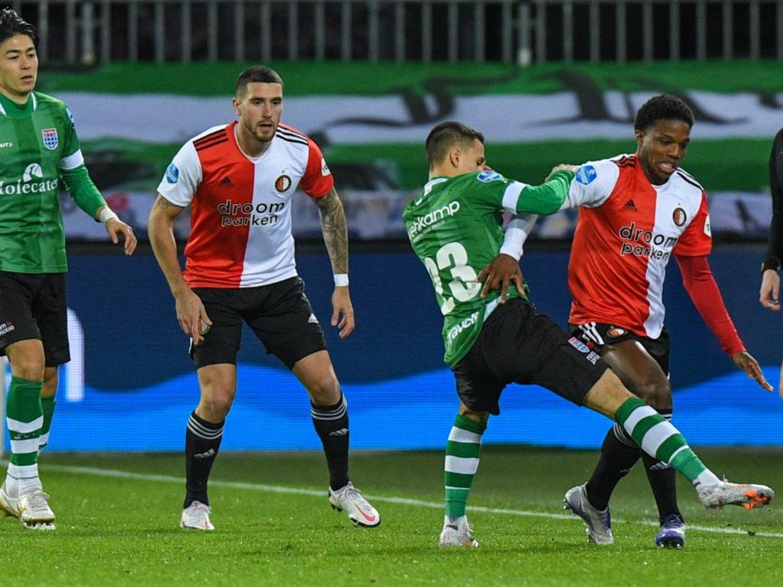 Feyenoord-back Tyrell Malacia in duel met Eliano Reijnders van PEC Zwolle. Sai van Wermeskerken en Marcos Senesi kijken toe. (VK Sportphoto - Yannick Verhoeven)