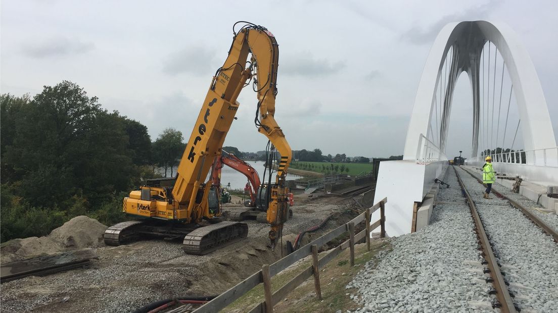 Het werk aan de brug is nog in volle gang