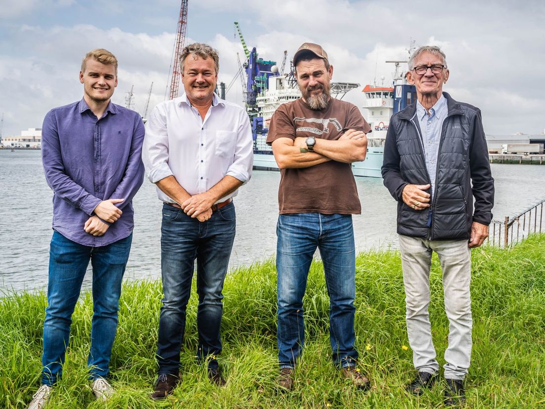 Drie generaties havenarbeiders. Van links naar rechts: Lennart, Sander en Peter Paul Klapwijk en Rinus Been.