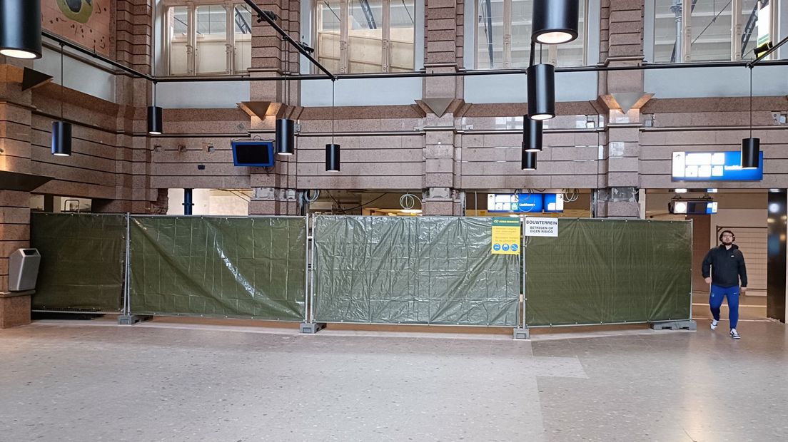 Ook in de stationshal staan fikse hekken, maar dan vanwege een verbouwing