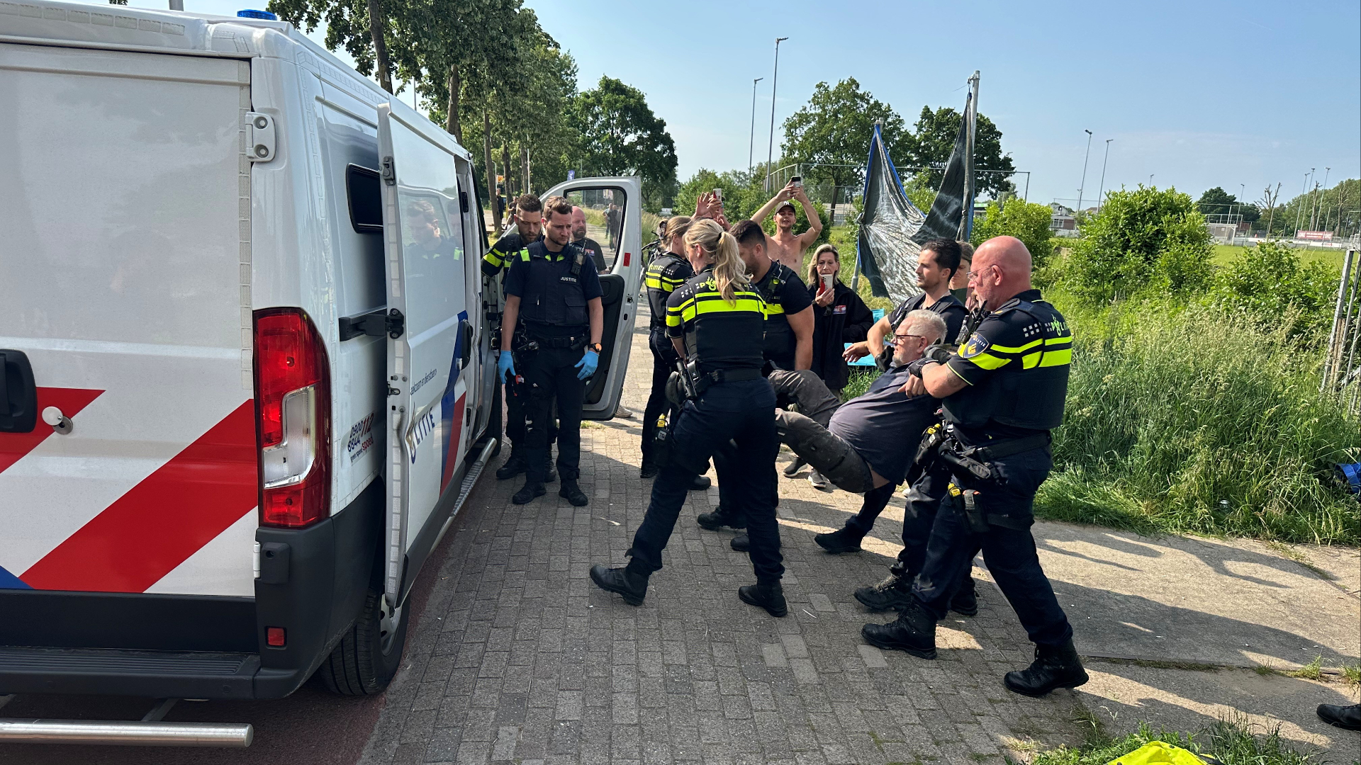 Demonstranten ketenen zich vast aan hek van bouwterrein vluchtelingenopvang